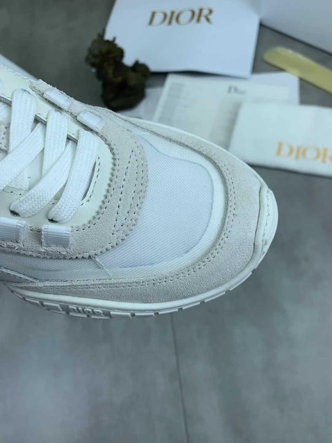 Men's men's shoes P560 new Dior Tech sneakers 2026 early spring series new products, with fashionable details, highlighting retro aesthetics. The light beige anti-suede cow leather upper is spliced ​​with apricot transparent mesh fabric on the side. The upper window edge is adhered with high-frequency flat ironing and back-pressure. It replicates the original craftsmanship, making it beautiful and comfortable without falling off. The interior is made of sheep lining of the same color and is soft and comfortable. The heel and tongue are embellished with the Paris logo. The textured TPU soles with the same color logo. The high-end version is exquisitely packaged with an airplane box, adding to the high-end style. Color: 4️⃣colors available Size: Female 35-41 Male 39-46